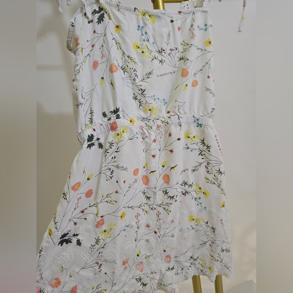 Women’s White Floral Romper - Lightweight Summer Jumpsuit Medium - Picture 11 of 13